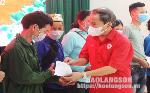 Tặng quà hỗ trợ người dân bị ảnh hưởng do mưa lũ tại huyện Chi Lăng